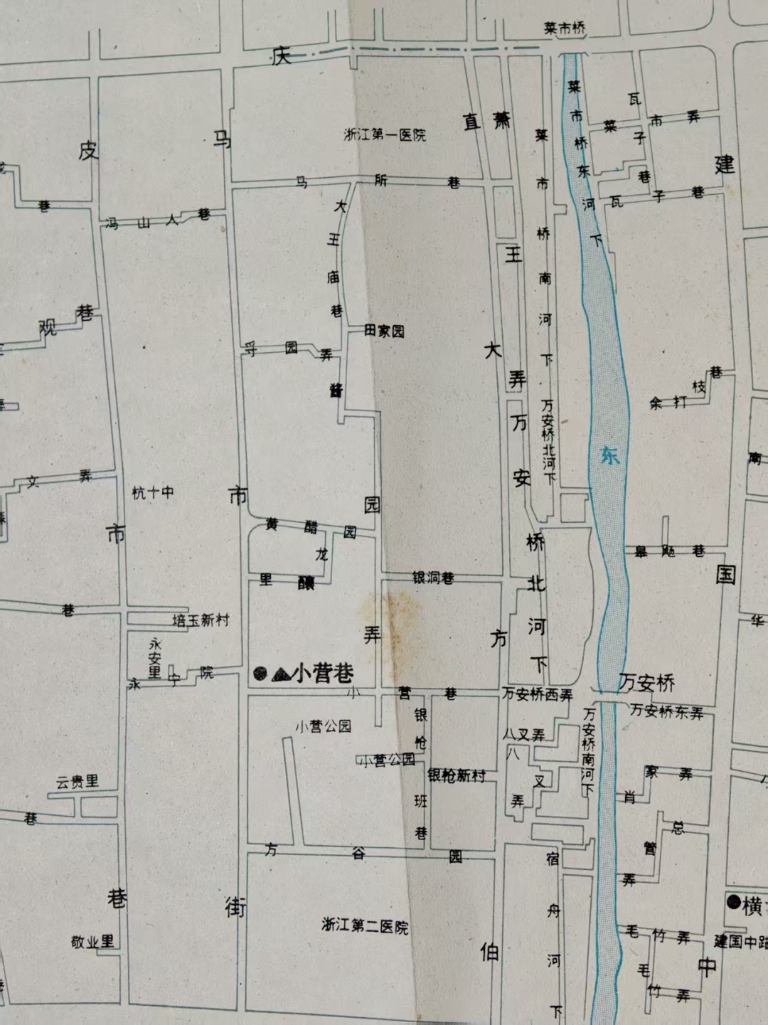 再次爆火!杭州这条小巷每天排队!地图上搜不到,但名字都听过... 再次爆火!杭州这条小巷每天排队!地图上搜不到,但名字都听过...
