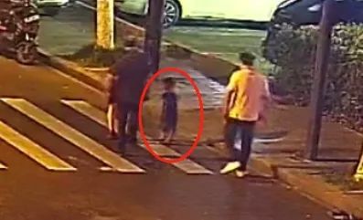 3岁萌娃迷路街头,妈妈急疯!两位“90后”出手了…… 3岁萌娃迷路街头,妈妈急疯!两位“90后”出手了……