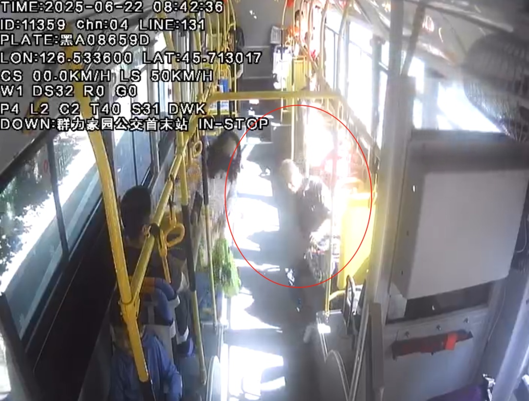 “别动,120马上到!”哈尔滨131路公交司机一声喊,众乘客齐响应…… “别动,120马上到!”哈尔滨131路公交司机一声喊,众乘客齐响应……