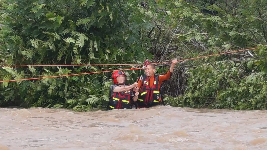 河南平顶山一辆出租车被冲入河道 消防紧急救援 河南平顶山一辆出租车被冲入河道 消防紧急救援