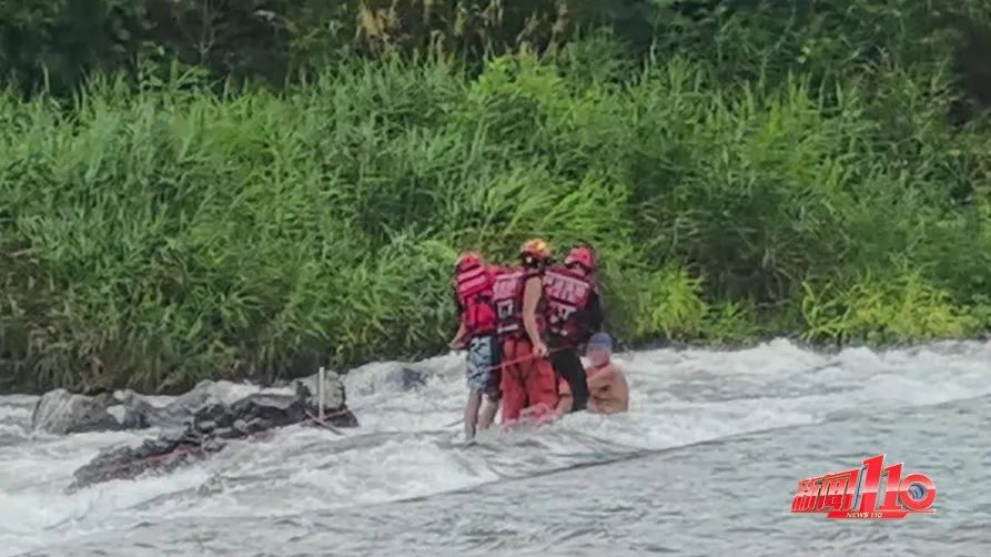 惊险!福州一男子被困江中,“好几次我整个人都被完全淹没” 惊险!福州一男子被困江中,“好几次我整个人都被完全淹没”