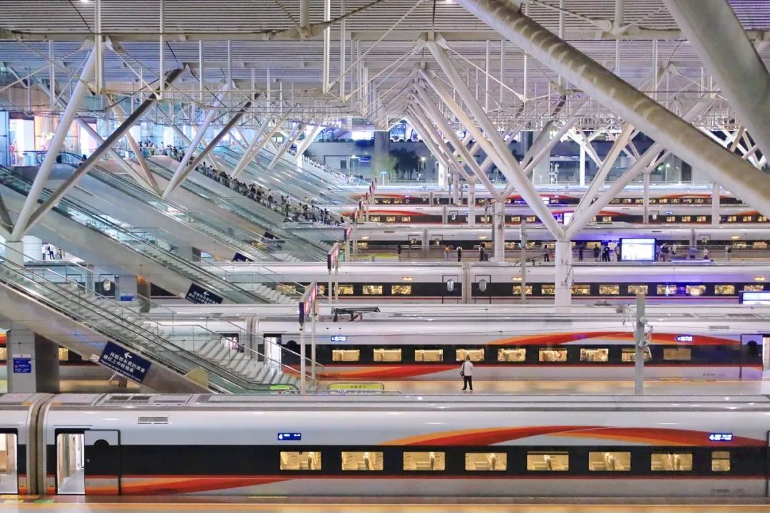 “陆地航母”在深圳北站震撼集结 “陆地航母”在深圳北站震撼集结