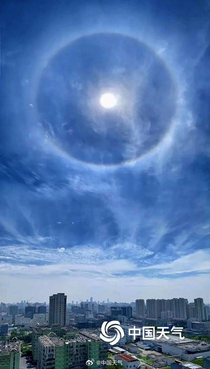 上海天空出现日晕和环地平弧景观 明亮绚丽