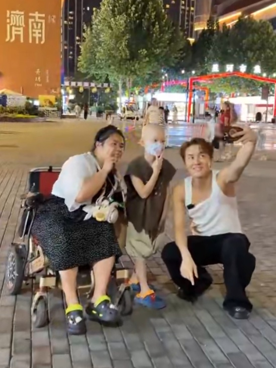 吴克群在山东街头帮患病母子卖花筹款6千,个人还转账5万,妈妈:他一直鼓励孩子 吴克群在山东街头帮患病母子卖花筹款6千,个人还转账5万,妈妈:他一直鼓励孩子