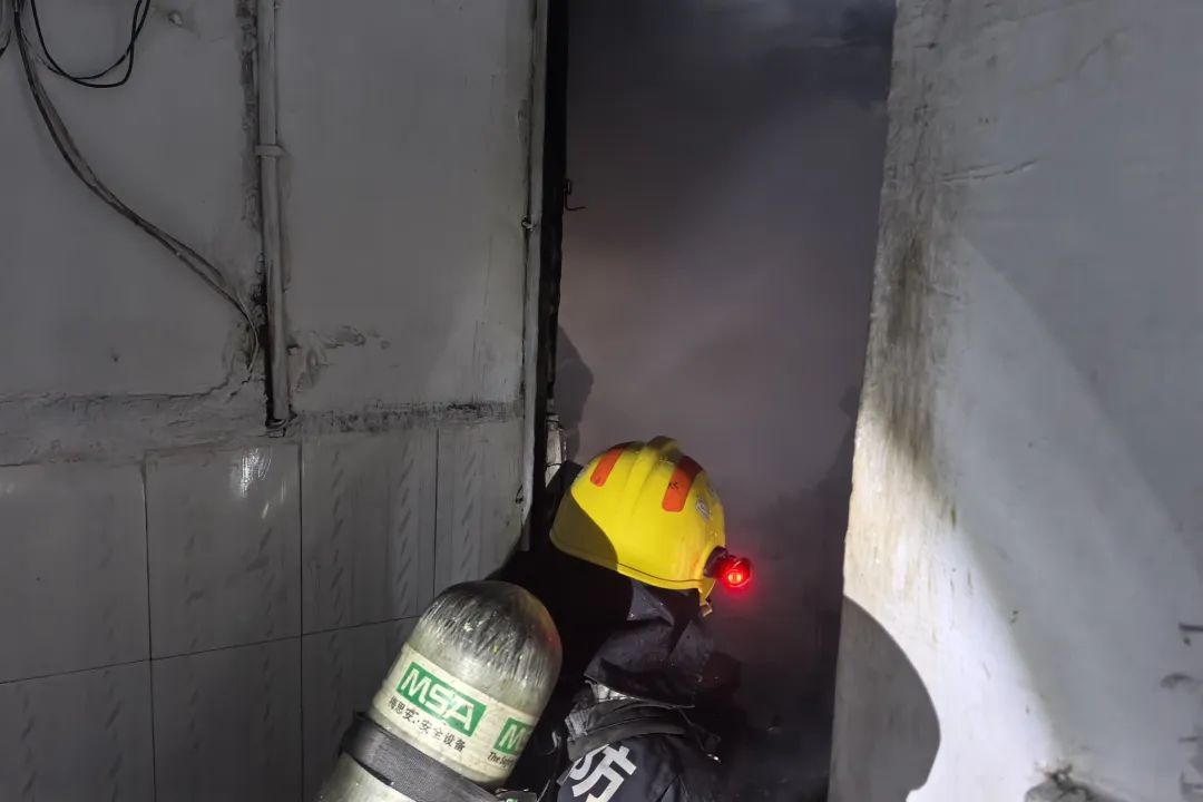 七旬老人凌晨加热鸡食,“回笼觉”醒来被大火围困 七旬老人凌晨加热鸡食,“回笼觉”醒来被大火围困