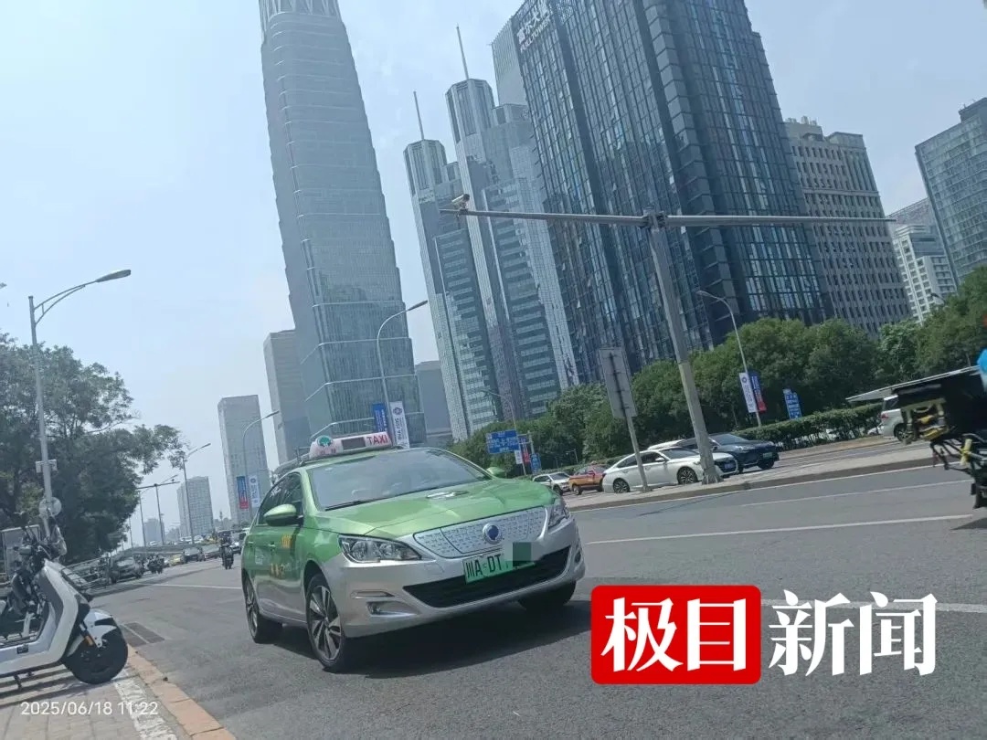 北京三环惊现川A出租车，成都的哥接了个大单：收费10600元赚了7000多，开到“爆表”