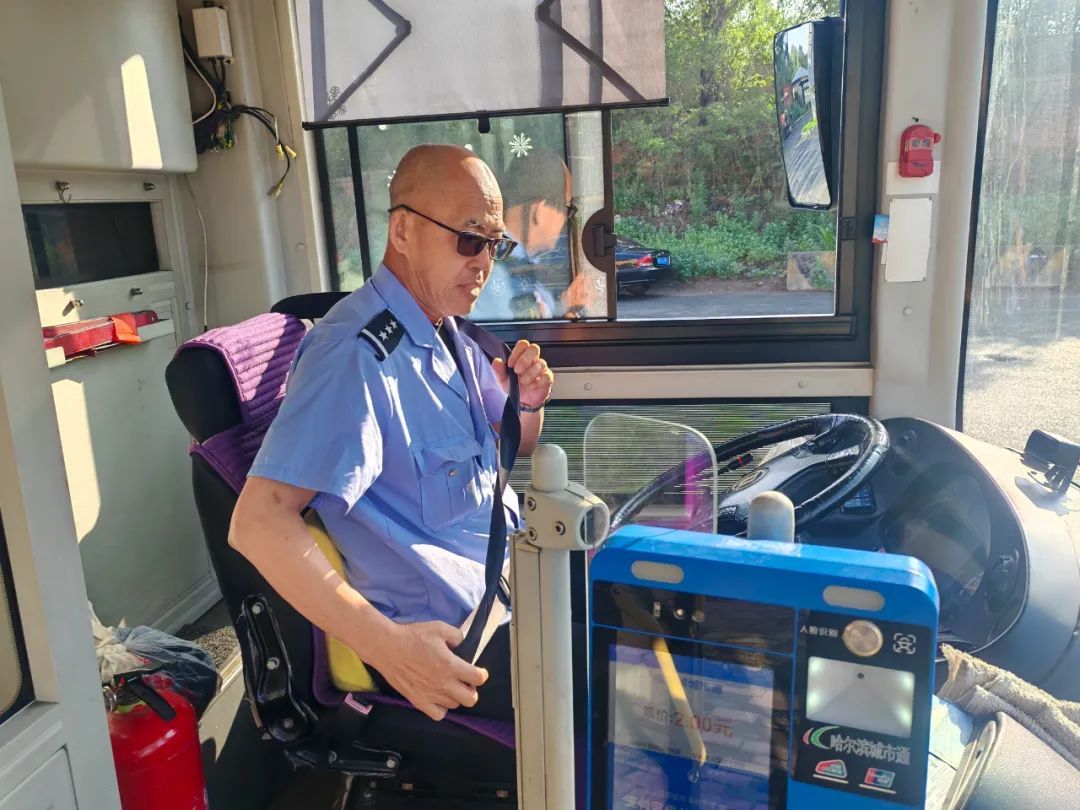 “别动,120马上到!”哈尔滨131路公交司机一声喊,众乘客齐响应…… “别动,120马上到!”哈尔滨131路公交司机一声喊,众乘客齐响应……