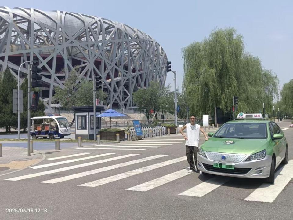 成都的哥花开1800公里到北京，司机：乘客是女性，称没带身份证打车旅游“转一转”