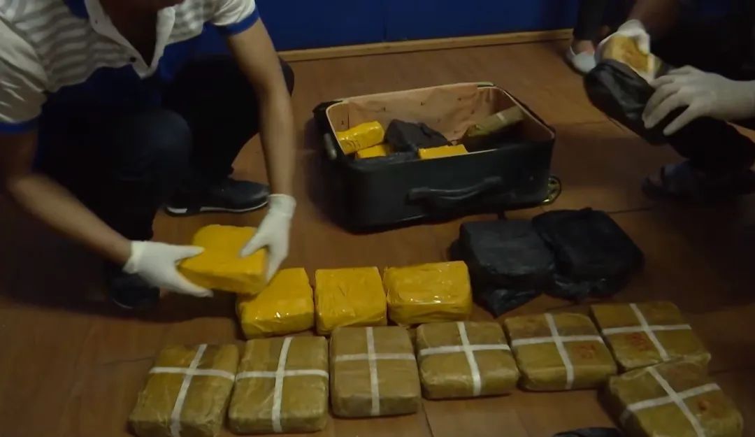 背对镜头,瞬间泪崩! 背对镜头,瞬间泪崩!