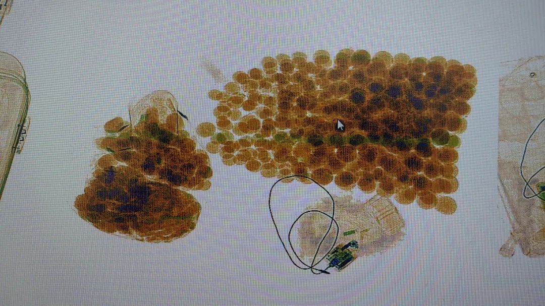 安检仪上怎么过去好多“圆球球”? 安检仪上怎么过去好多“圆球球”?