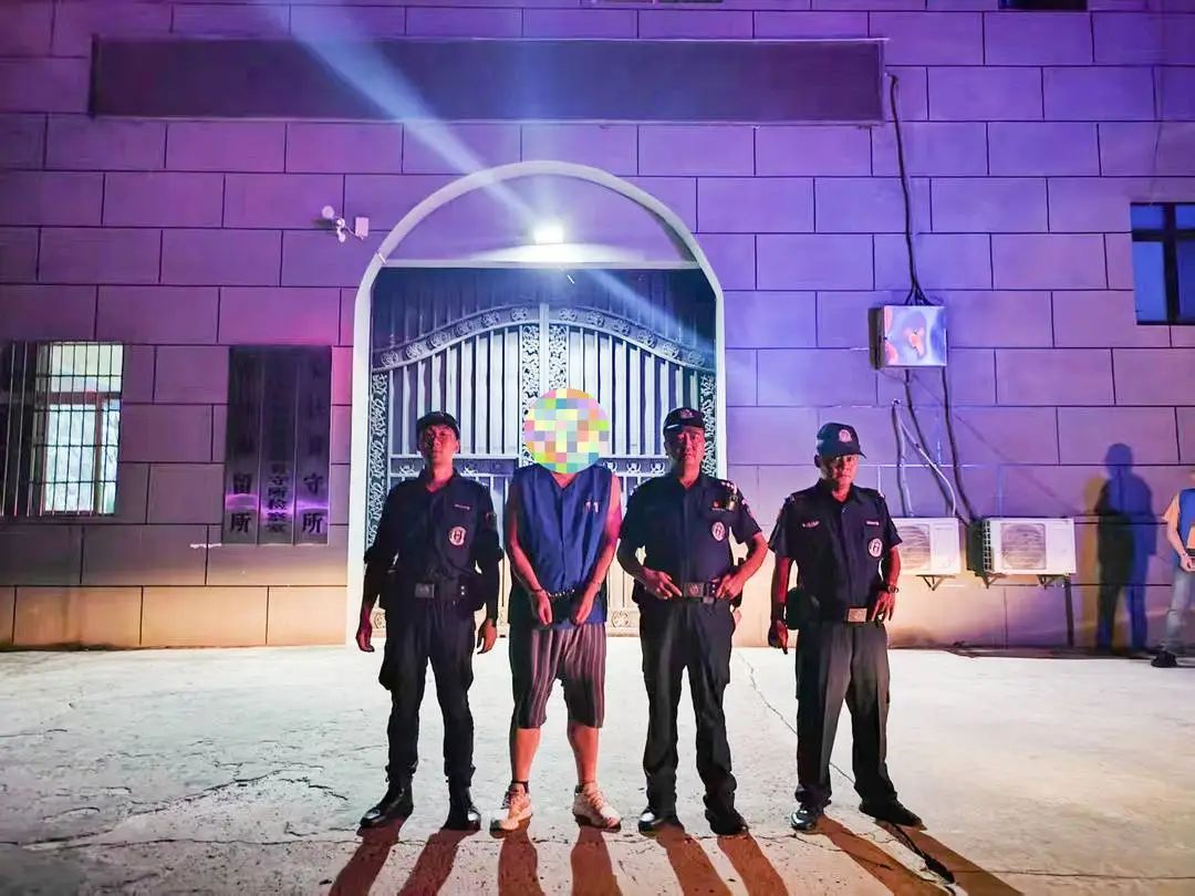 四川一醉汉“大闹瓜摊”!摔碎上千斤西瓜,辱骂民警,已被刑拘! 四川一醉汉“大闹瓜摊”!摔碎上千斤西瓜,辱骂民警,已被刑拘!