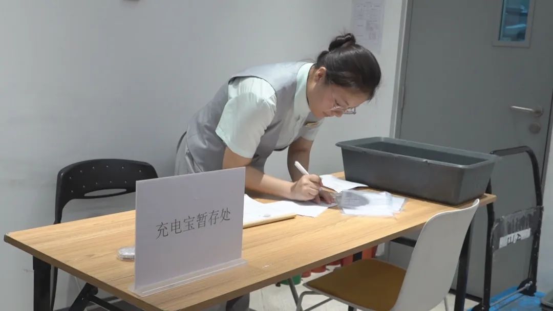 携带不符合新规的充电宝到达机场，如何处置？