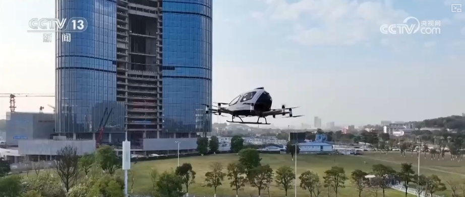 “空中疆域”化身新质生产力“试验场” 低空经济“飞入”千行百业“翱翔”出新机遇 “空中疆域”化身新质生产力“试验场” 低空经济“飞入”千行百业“翱翔”出新机遇