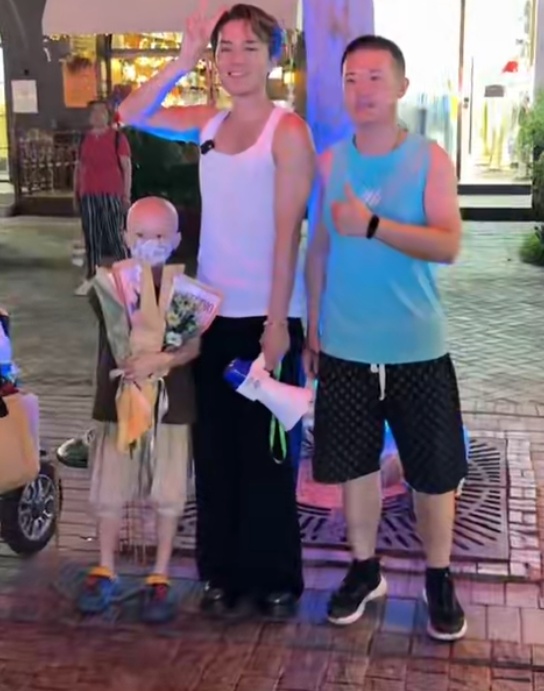 吴克群在山东街头帮患病母子卖花筹款6千,个人还转账5万,妈妈:他一直鼓励孩子 吴克群在山东街头帮患病母子卖花筹款6千,个人还转账5万,妈妈:他一直鼓励孩子