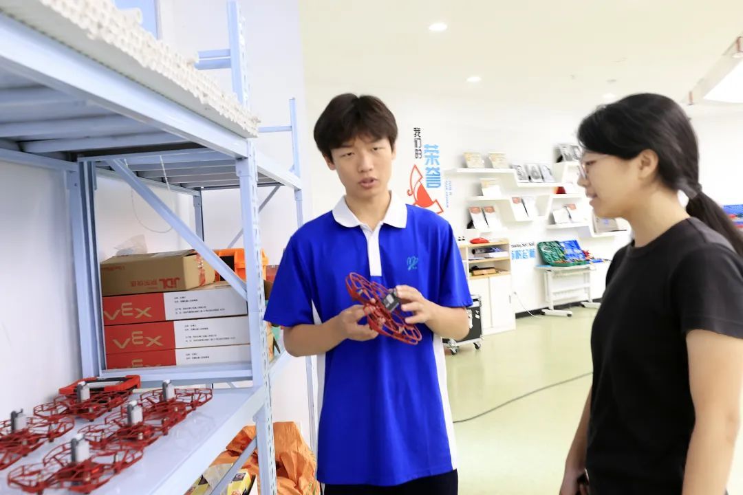 深圳这位穿校服的CEO,给母校捐了十万元 深圳这位穿校服的CEO,给母校捐了十万元