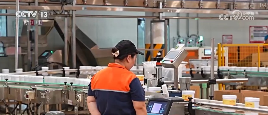 茶饮店跨界卖“菜”一杯难求成新宠 解码“以茶会友”具象化“新”表达 茶饮店跨界卖“菜”一杯难求成新宠 解码“以茶会友”具象化“新”表达