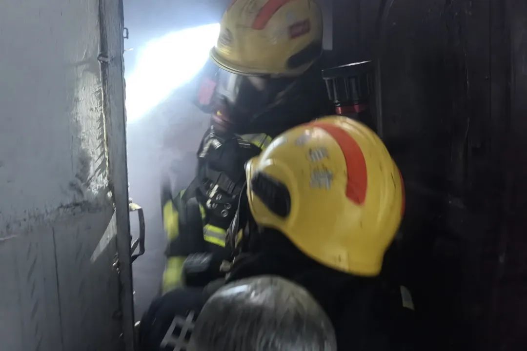 七旬老人凌晨加热鸡食,“回笼觉”醒来被大火围困 七旬老人凌晨加热鸡食,“回笼觉”醒来被大火围困