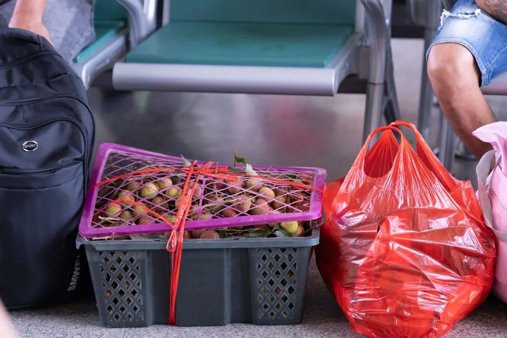 安检仪上怎么过去好多“圆球球”? 安检仪上怎么过去好多“圆球球”?