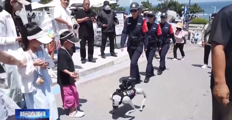 警用机器狗“笨笨”上岗第一天 小朋友追了一路