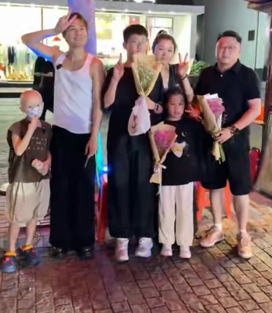 吴克群在山东街头帮患病母子卖花筹款6千,个人还转账5万,妈妈:他一直鼓励孩子 吴克群在山东街头帮患病母子卖花筹款6千,个人还转账5万,妈妈:他一直鼓励孩子