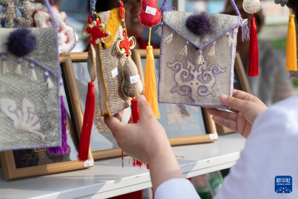 在“华夏东极”体验赫哲族集市 在“华夏东极”体验赫哲族集市