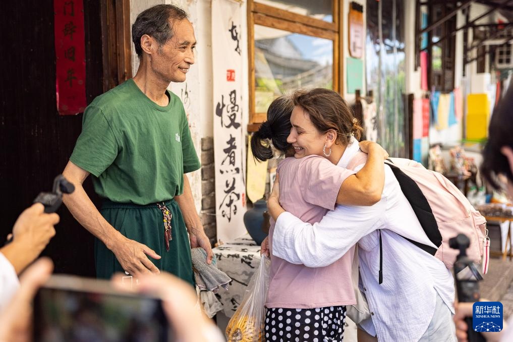 女英雄回“家” 女英雄回“家”
