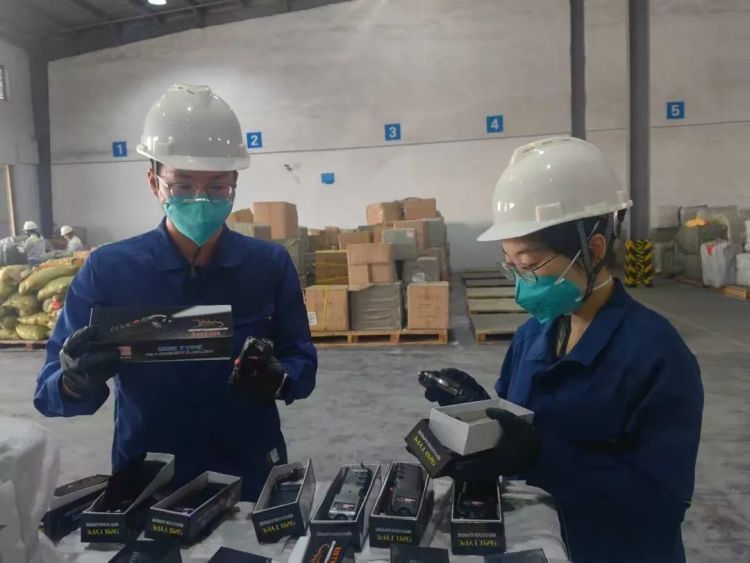 5000个警用手铐、2990个防身手电被海关查获!已依法暂扣 5000个警用手铐、2990个防身手电被海关查获!已依法暂扣
