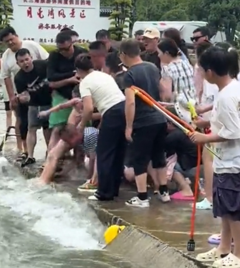 生死瞬间!一条“人链”拽回一个孩子 生死瞬间!一条“人链”拽回一个孩子