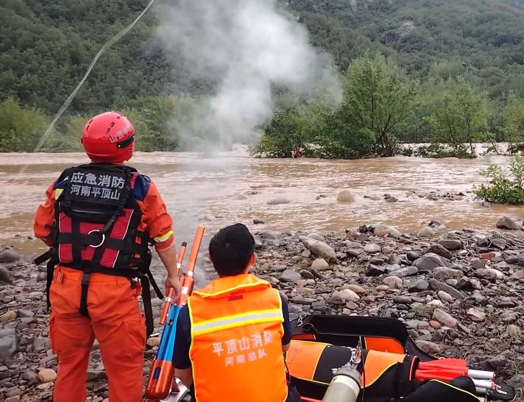 河南平顶山一辆出租车被冲入河道 消防紧急救援 河南平顶山一辆出租车被冲入河道 消防紧急救援