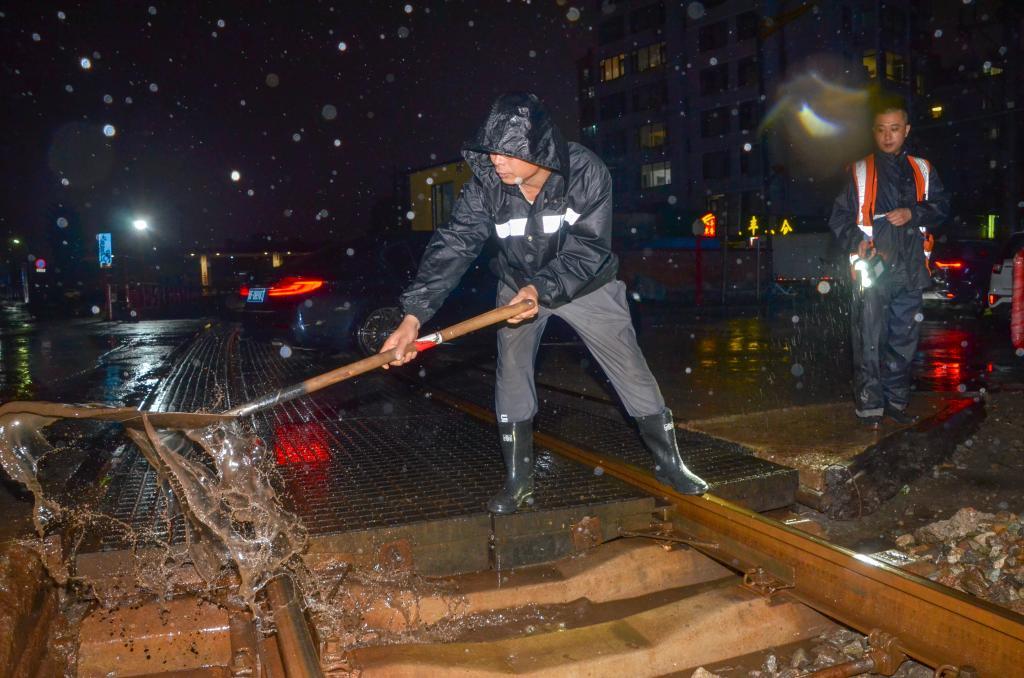 多地暴雨来袭 各方全力应对 多地暴雨来袭 各方全力应对