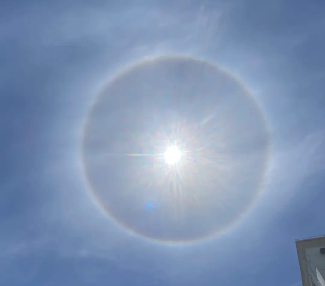 上海今日惊现“太阳彩虹”！绝美日晕刷屏，这样拍不伤眼→