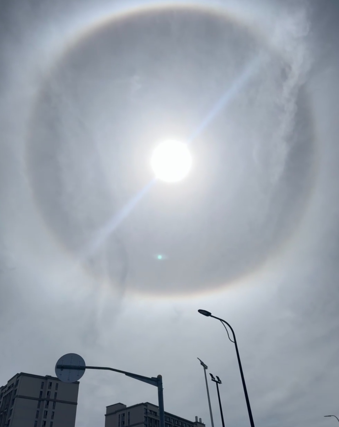 罕见!上海天空惊现“圆形彩虹”,今年首次冲击41℃!有可能下雨降降温吗? 罕见!上海天空惊现“圆形彩虹”,今年首次冲击41℃!有可能下雨降降温吗?