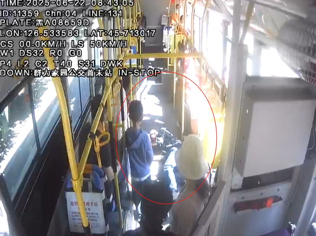 “别动,120马上到!”哈尔滨131路公交司机一声喊,众乘客齐响应…… “别动,120马上到!”哈尔滨131路公交司机一声喊,众乘客齐响应……