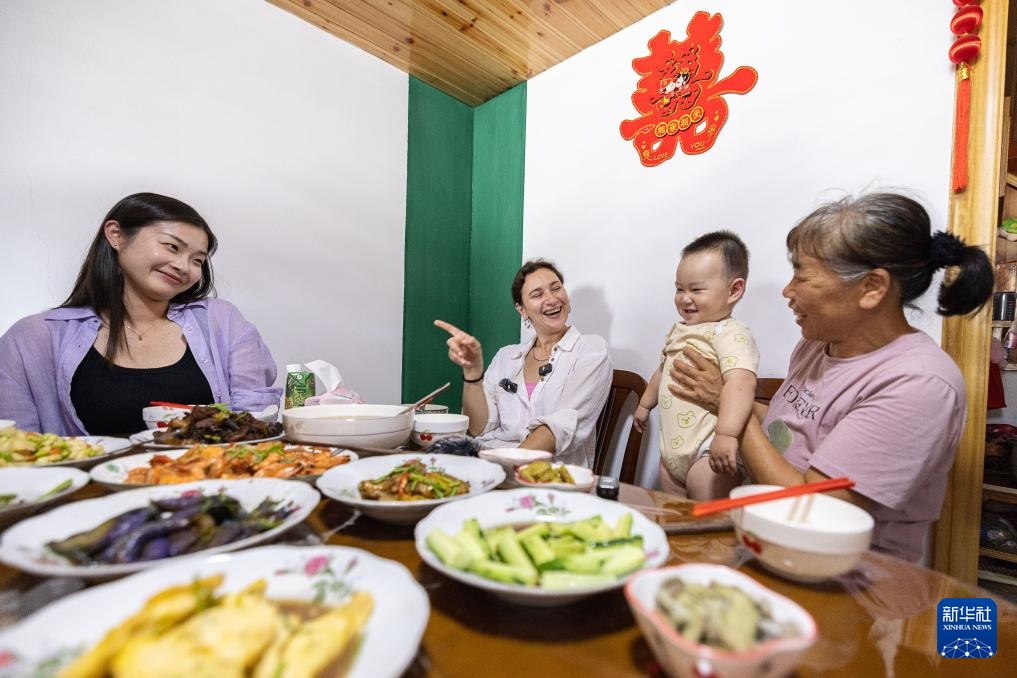 女英雄回“家” 女英雄回“家”