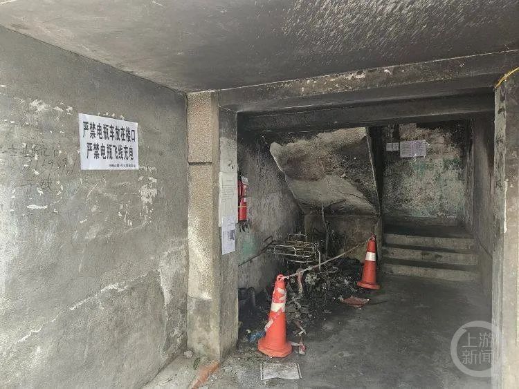 成都一小区6楼租户“飞线充电”,遭遇强降雨造成短路酿火灾,一家四口1死2伤 成都一小区6楼租户“飞线充电”,遭遇强降雨造成短路酿火灾,一家四口1死2伤