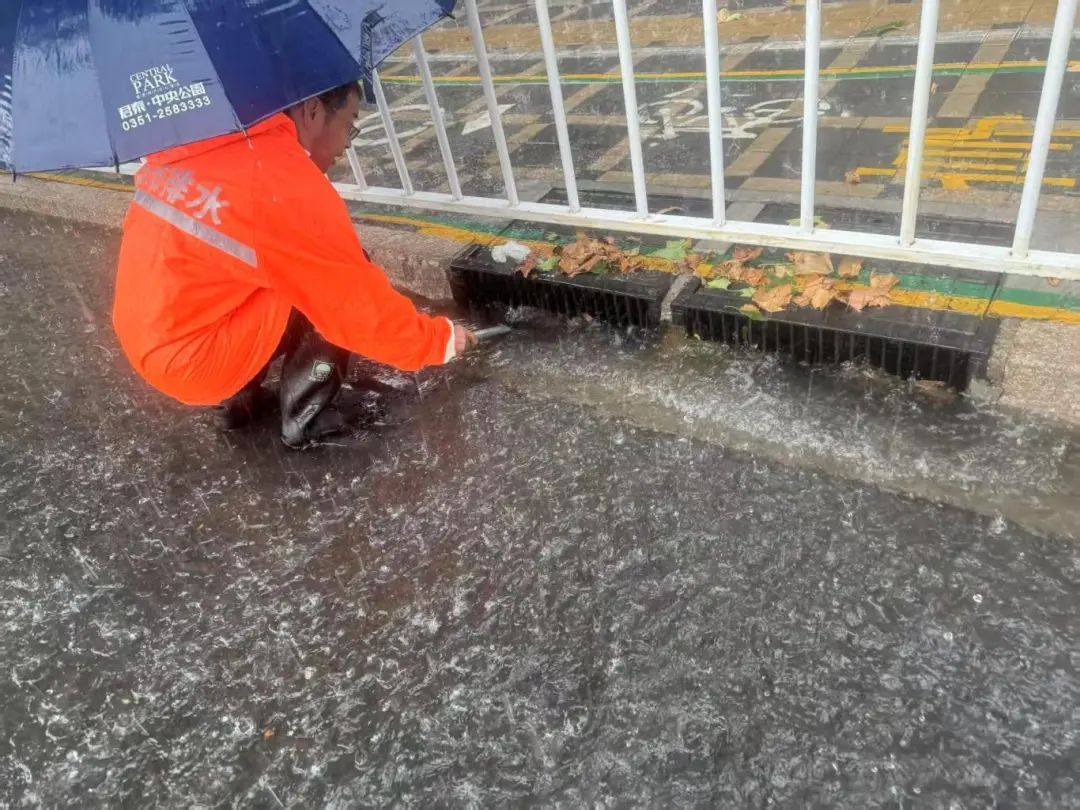 全力应对降雨天气 石家庄市排水管护中心24小时值守保畅通 全力应对降雨天气 石家庄市排水管护中心24小时值守保畅通