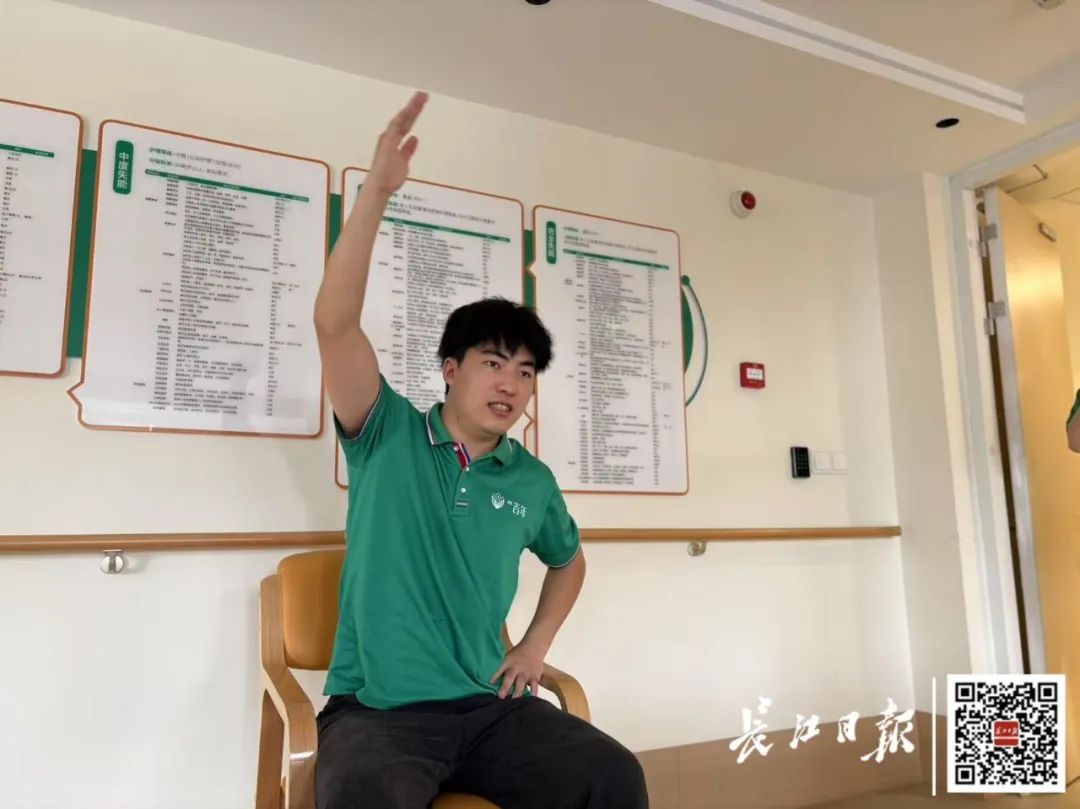 “00后”男生高校毕业,入职养老院当护理员 “00后”男生高校毕业,入职养老院当护理员