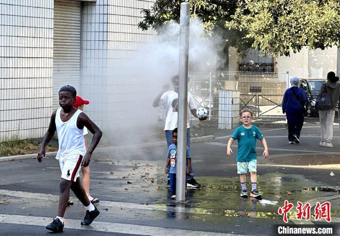 法国多地气温突破40摄氏度 巴黎遭遇高温红色警报 法国多地气温突破40摄氏度 巴黎遭遇高温红色警报