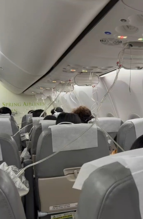 日航生死12分钟：万米高空速降7000米！孕妇呼吸急促，乘客含泪写遗书……