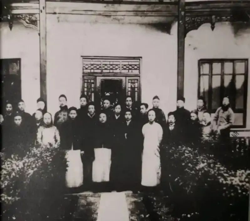 再次爆火!杭州这条小巷每天排队!地图上搜不到,但名字都听过... 再次爆火!杭州这条小巷每天排队!地图上搜不到,但名字都听过...