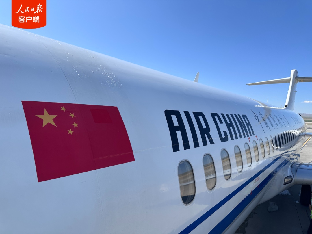 首次!国产C909“身披”五星红旗飞出国门 首次!国产C909“身披”五星红旗飞出国门