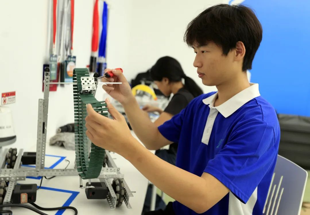 深圳这位穿校服的CEO,给母校捐了十万元 深圳这位穿校服的CEO,给母校捐了十万元