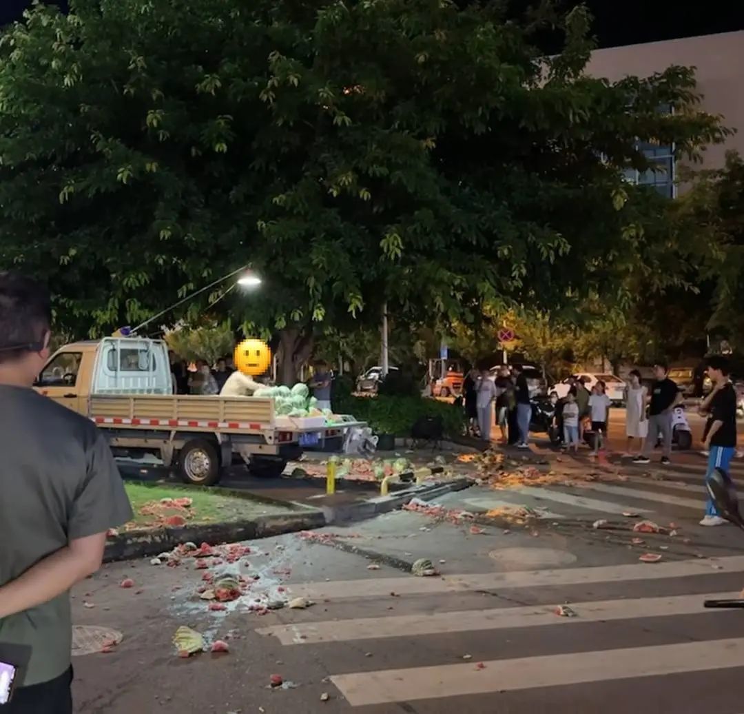 四川一醉汉“大闹瓜摊”!摔碎上千斤西瓜,辱骂民警,已被刑拘! 四川一醉汉“大闹瓜摊”!摔碎上千斤西瓜,辱骂民警,已被刑拘!