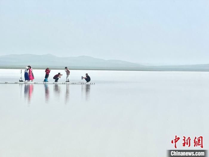 牛奶湖成游客新宠 内蒙古加强生态保护 牛奶湖成游客新宠 内蒙古加强生态保护