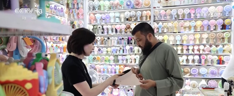 “巧思+科技”成亮点!从“小玩意儿”到“巨无霸”中国“降温神器”走俏海外 “巧思+科技”成亮点!从“小玩意儿”到“巨无霸”中国“降温神器”走俏海外