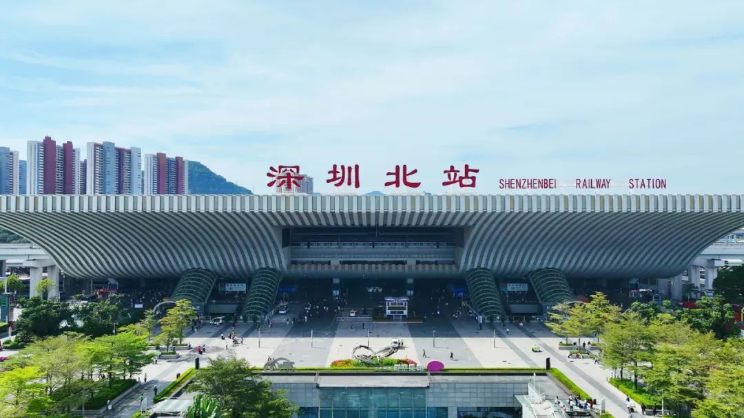 “陆地航母”在深圳北站震撼集结 “陆地航母”在深圳北站震撼集结