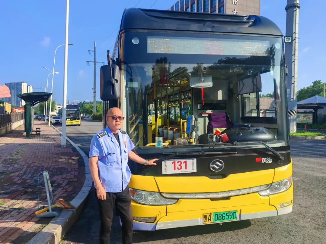 “别动,120马上到!”哈尔滨131路公交司机一声喊,众乘客齐响应…… “别动,120马上到!”哈尔滨131路公交司机一声喊,众乘客齐响应……