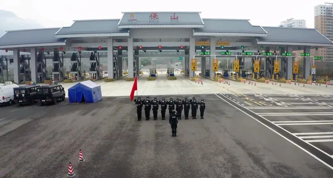 背对镜头,瞬间泪崩! 背对镜头,瞬间泪崩!