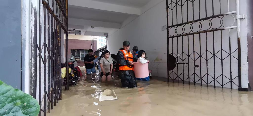 多地暴雨来袭 各方全力应对 多地暴雨来袭 各方全力应对