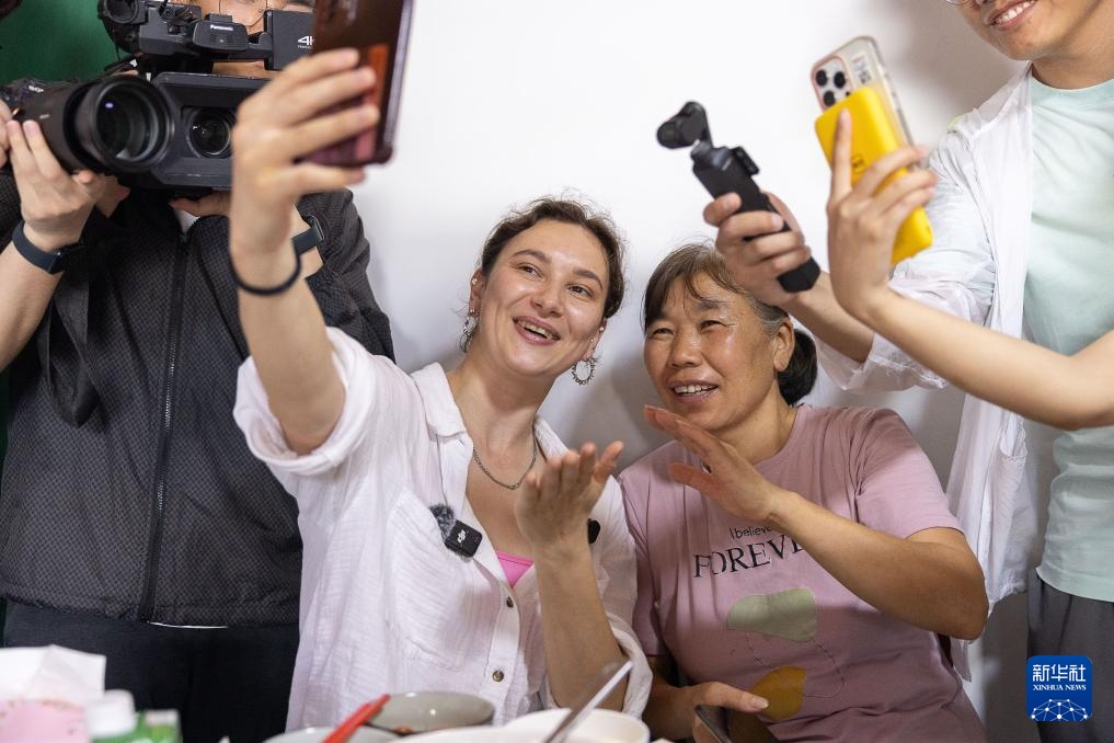 女英雄回“家” 女英雄回“家”